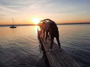 Outdoor Fitness Mädels auf Steg am See